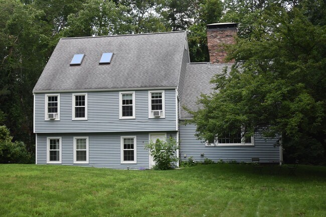 Building Photo - Well maintained, 3 Bedroom single family home in lovely Westford neighborhood.