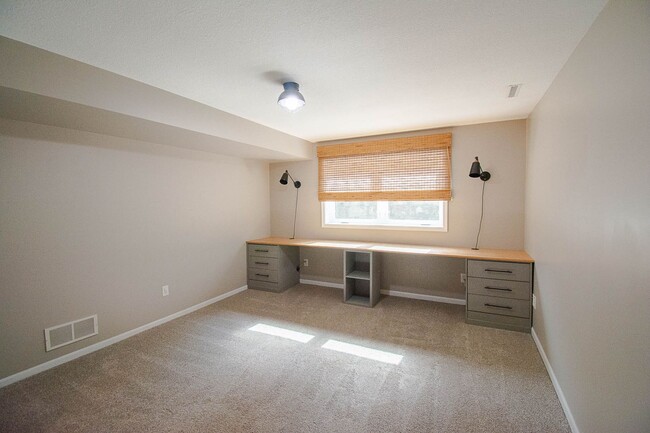 Building Photo - 2107 Ponderosa Dr SW