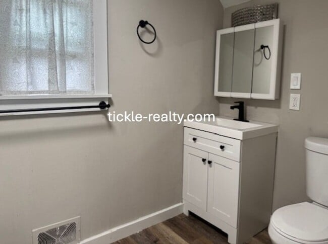 Building Photo - Cute 1 Bedroom W/ Den Cottage in the Swill...