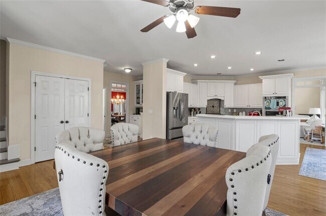 Building Photo - 5685 Lake Manor Trce