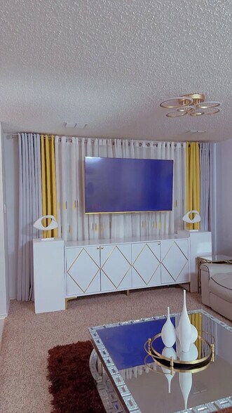 Building Photo - Room in House on Hunters Creek Dr