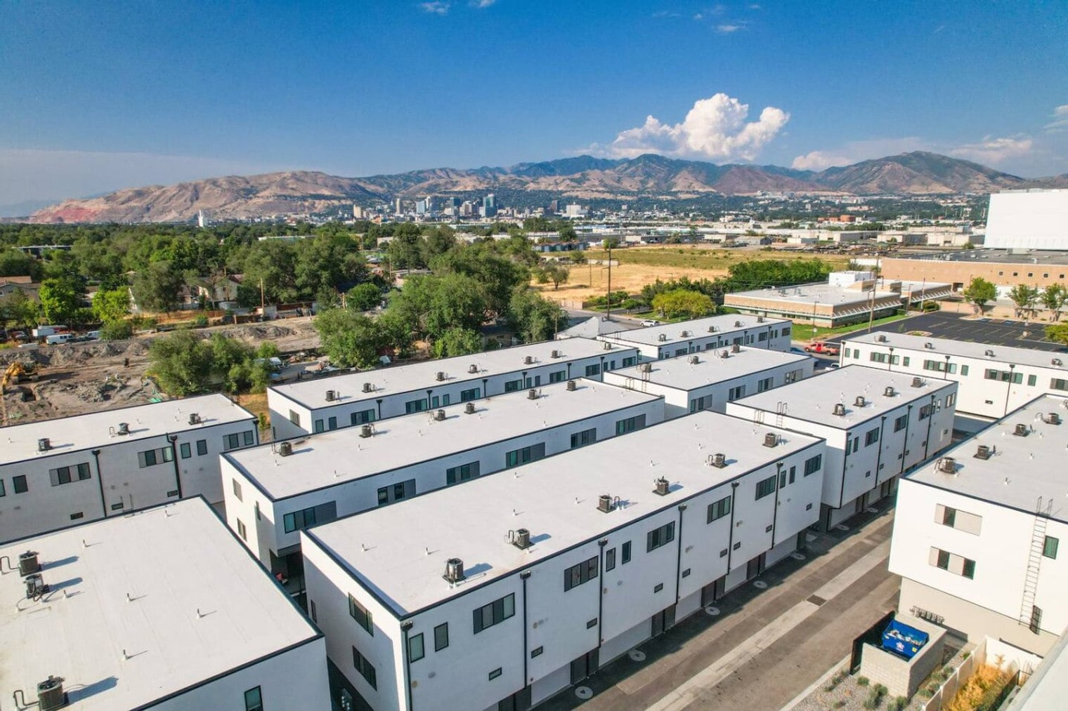 Building Photo - 1590 S 900 W