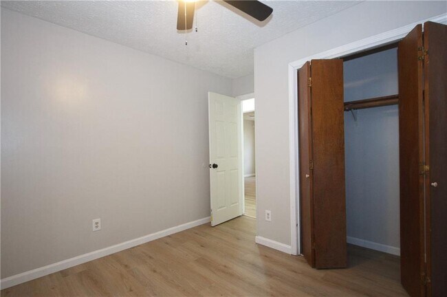 Building Photo - 948 Waverly Ct