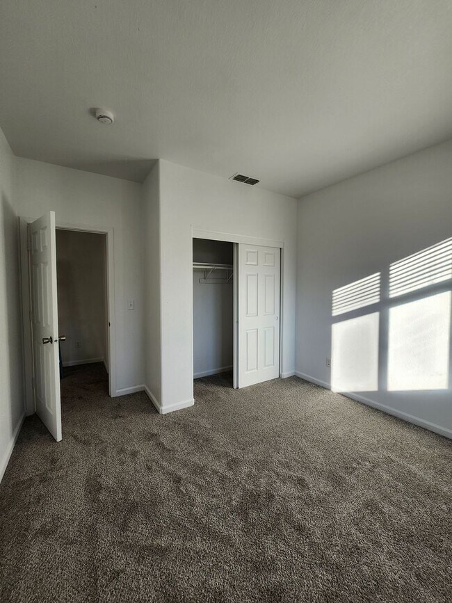 Building Photo - Beautiful Yuba City Home