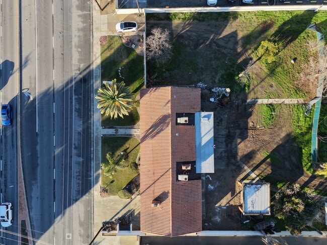 Building Photo - 5 -Bedroom Home for Rent in Desirable Southwest Bakersfield