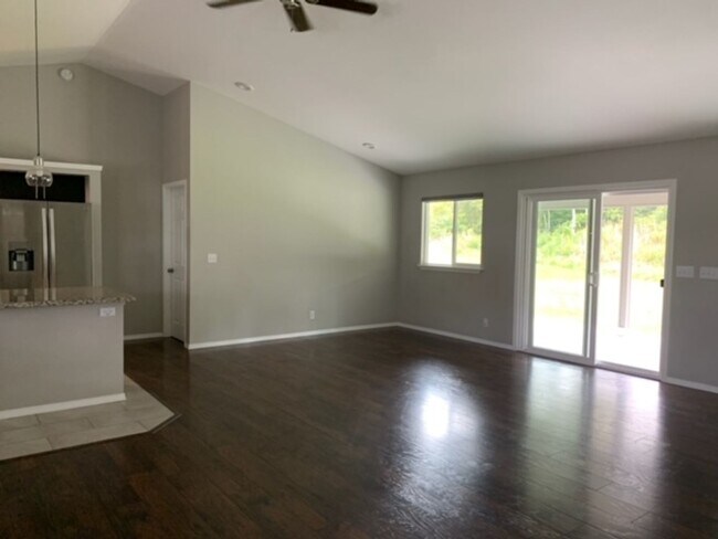 Building Photo - 3 bed/2 bath - Ready to Move In