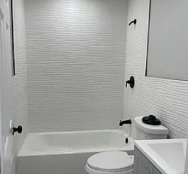 Building Photo - 5 Bedrooms 2 Bathroom Home