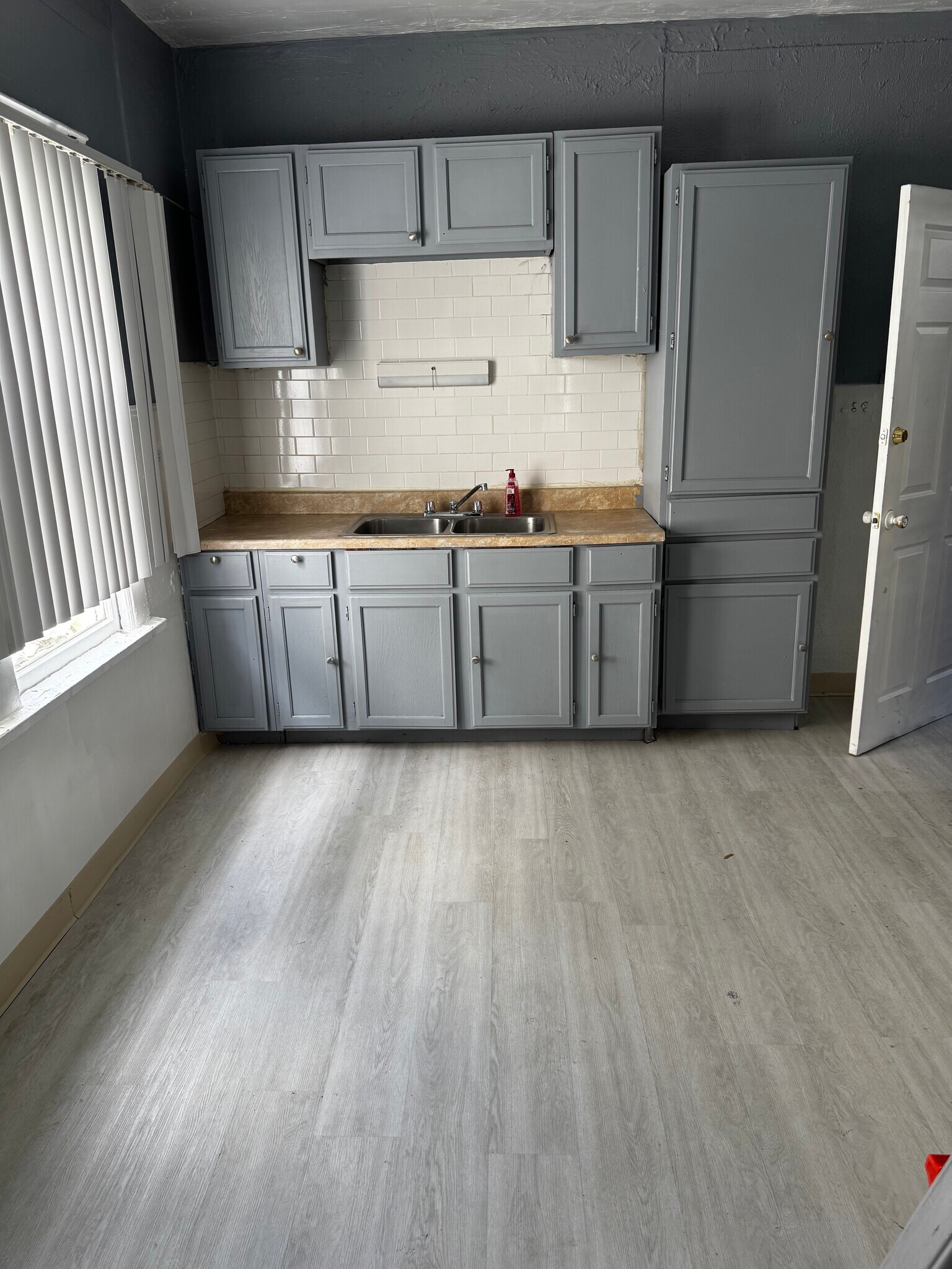 Kitchen - 9813 Manor Ave