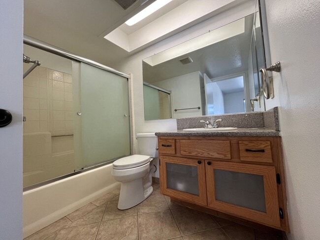 Building Photo - Pet Friendly, 3+2 w/balcony, parking + in-...