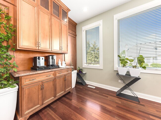 Building Photo - 2504 Skylane Dr