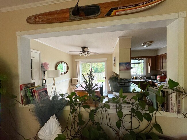 Building Photo - "Charming 3-Bedroom Retreat with Gleaming Hardwood Floors in Hendersonville!"