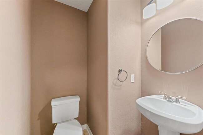 Building Photo - 6803 Rhodes Ct