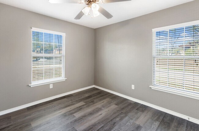 Building Photo - 939 John Page Dr