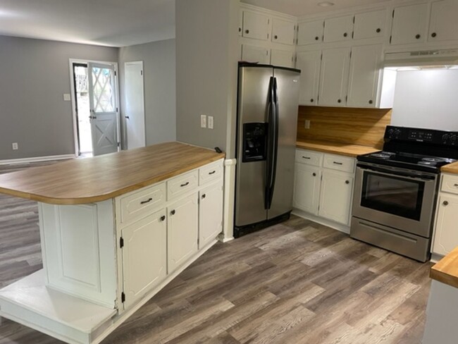 Building Photo - 3 bed, 2 full bath home located in Ashebor...