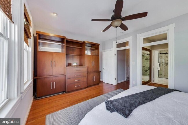 Building Photo - 1006 Otis Pl NW