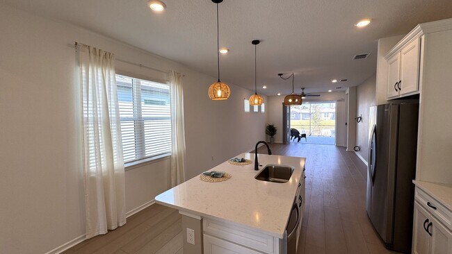 Building Photo - Unfurnished Annual Rental Available Now