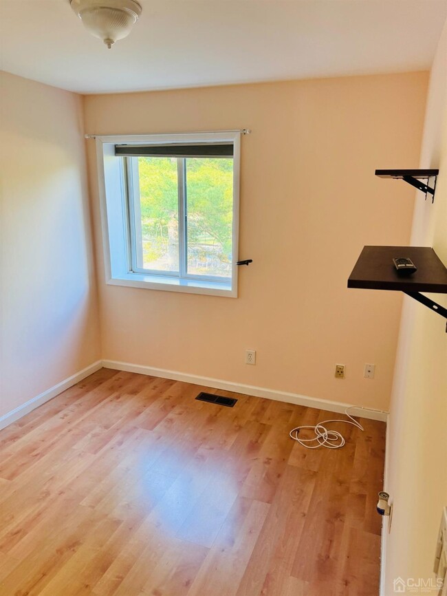Building Photo - 4444 Sayre Dr