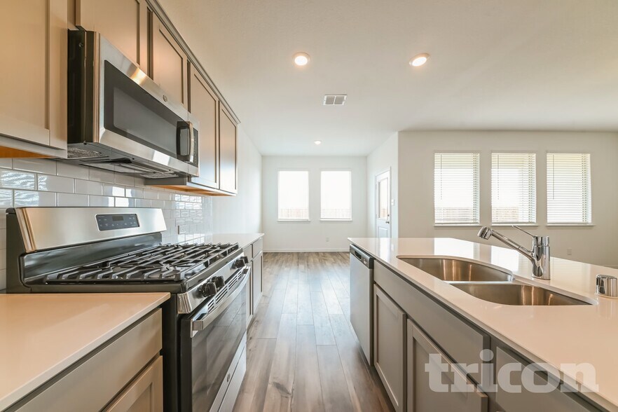 Building Photo - 5416 Montrose Dr