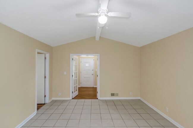 Building Photo - Beautiful 3 Bed 2 Bath Ranch home with a H...