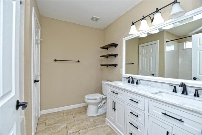 Building Photo - 537 MacKenzie Way