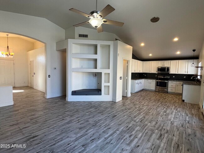 Building Photo - 1128 E Sheffield Ave