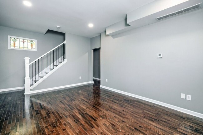 Building Photo - Single Family House! JUST RENOVATED! Centr...