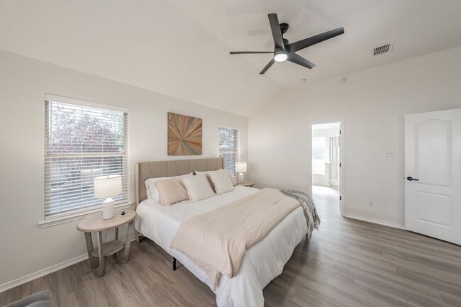 Building Photo - 3bed/2bath Cozy Chic with Backyard Oasis