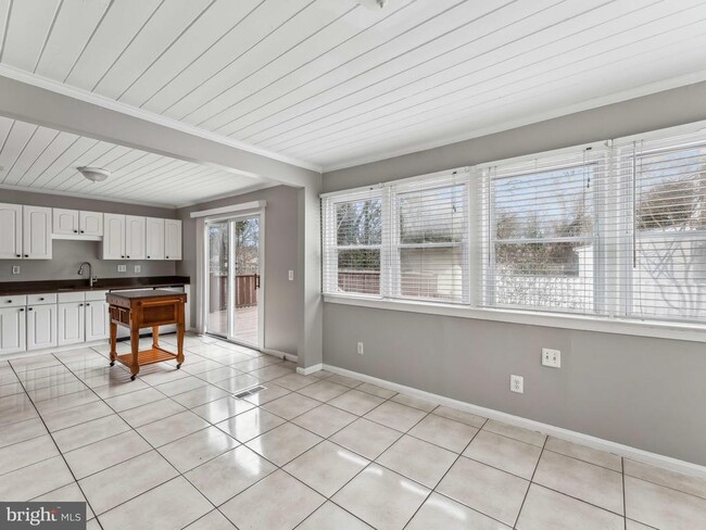 Building Photo - 3503 Maple Ct