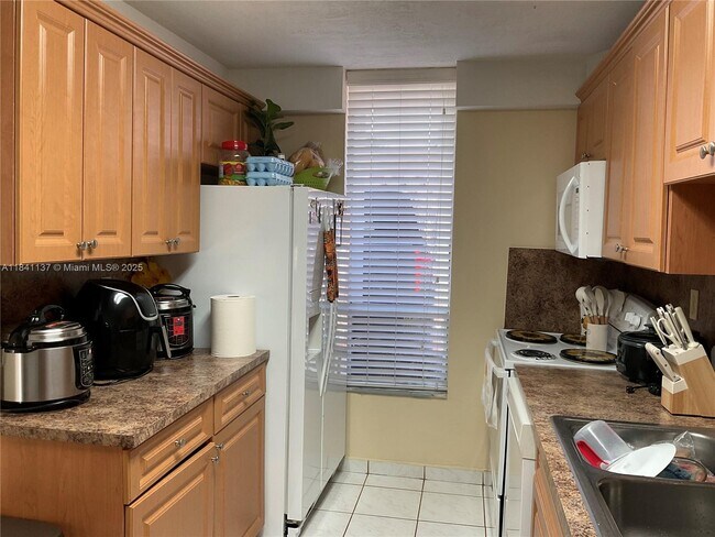 Building Photo - 6312 SW 139th Ct