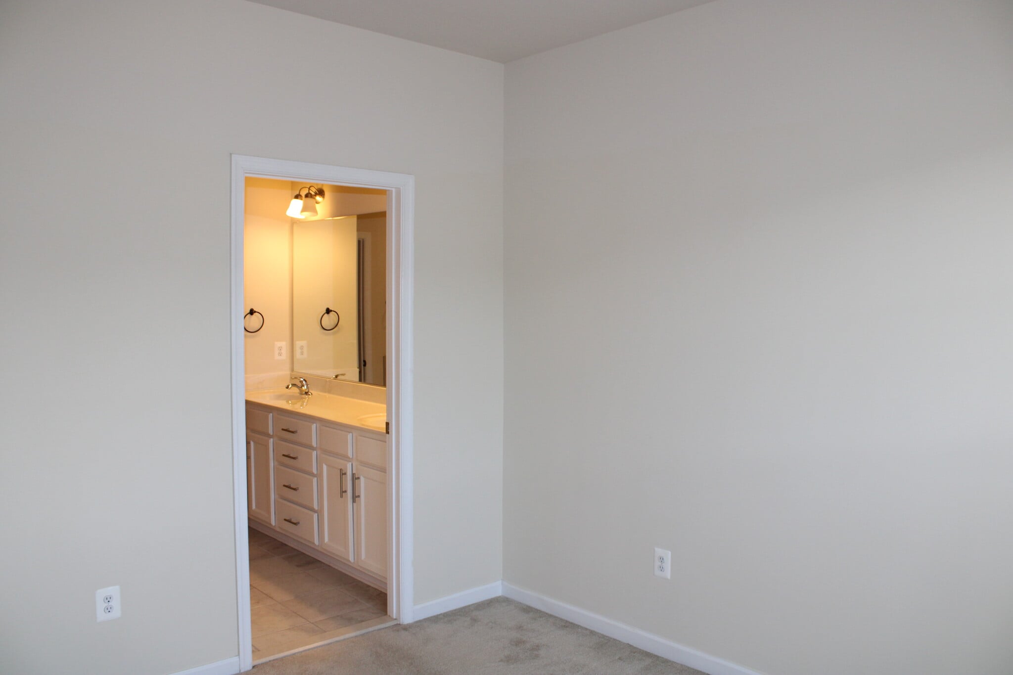 Building Photo - 829 Jarrett Ln