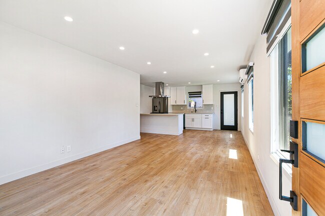 Building Photo - 10418 Regent St