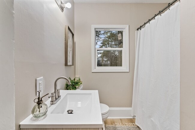 Building Photo - Freshly Remodeled 2 bedroom 1 bath in down...