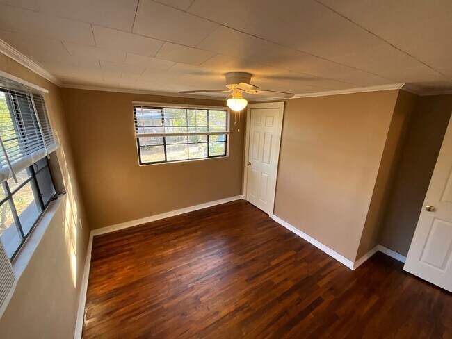 Building Photo - Bright & Beautiful Downstairs Apartment in Marianna