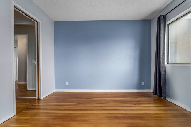 Building Photo - Beautifully Renovated 1 Bedroom/1 Bath Iao...