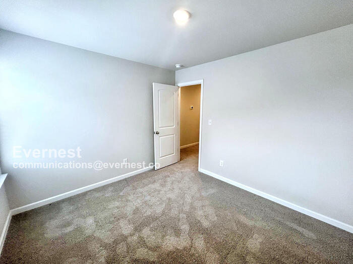 Building Photo - 3231 Quintana Dr