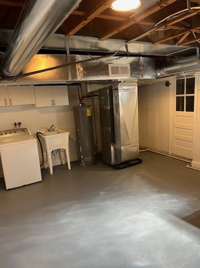 Building Photo - 3 Bedroom Home with Basement and yard