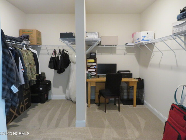 Building Photo - 425 Palisades Dr