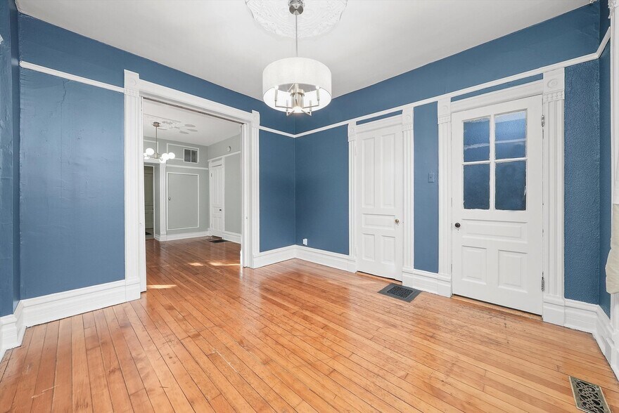 Building Photo - 1900 N Bissell St