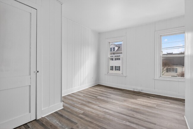 Building Photo - 355 S 9th St