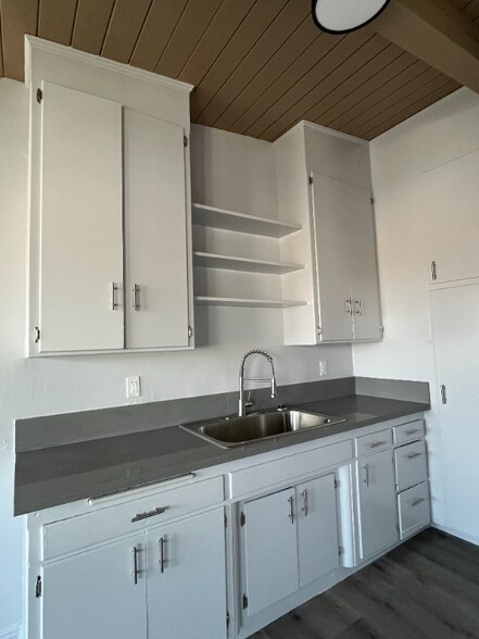 Building Photo - 1246 W 93rd St