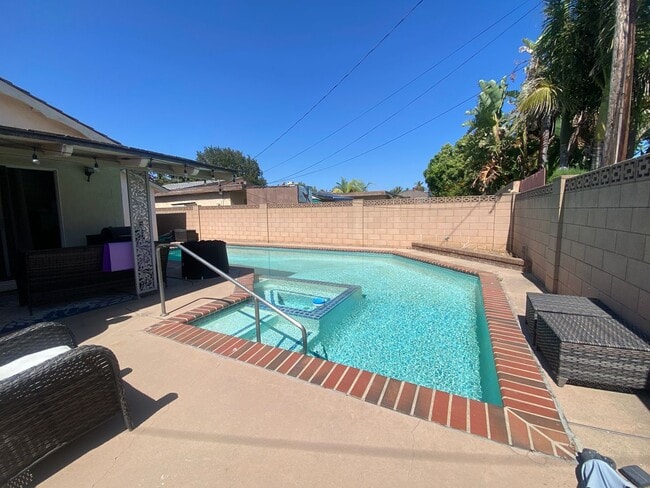 Building Photo - Pool Home in Orange for Lease