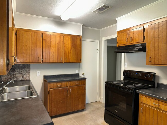 Building Photo - 2 Bed, 1 Bath, PNGISD!