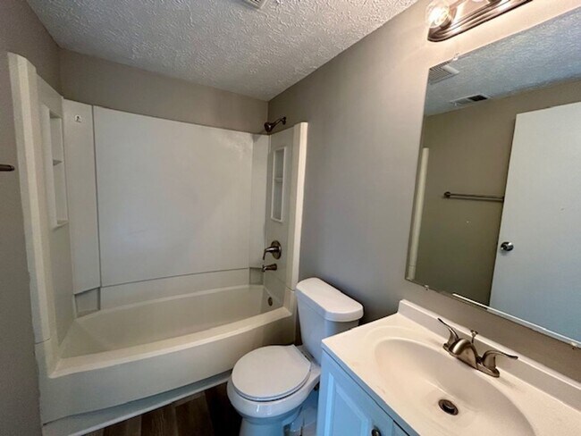 Building Photo - 3 BEDROOM 2 BATHROOM RANCH STYLE HOME IN PIKE!