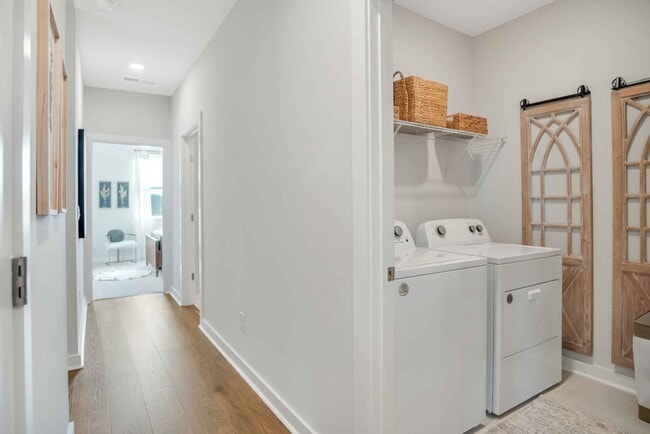 Building Photo - Stunning unit in 55+ community