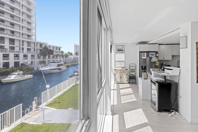 Building Photo - 3100 NE 49th St