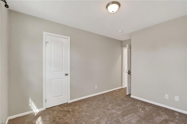 Building Photo - 3016 Aaron Dr