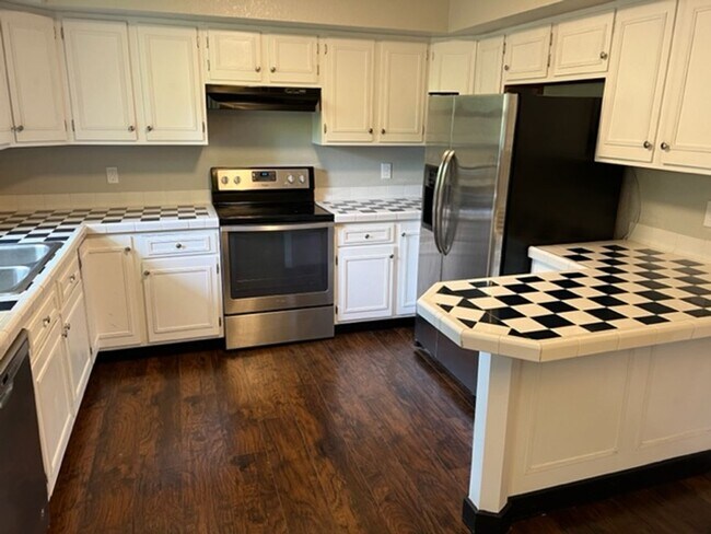 Building Photo - Maryville 37801 - 3 bedroom 2 bath (Upstairs Only) home - Contact Troy Adams (865) 233-6949