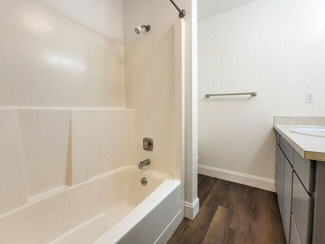 Building Photo - 2 Bedroom - Exactly what you're looking for!