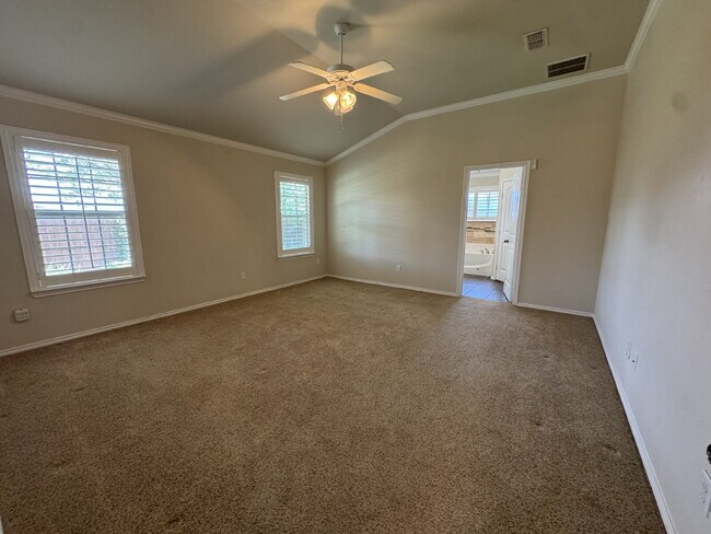 Building Photo - Beautiful & Spacious 4-Bedroom Home in Lub...