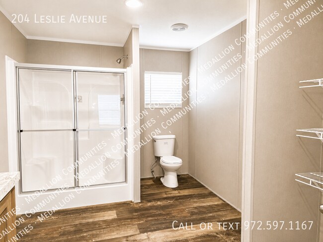 Building Photo - 204 Leslie Ave